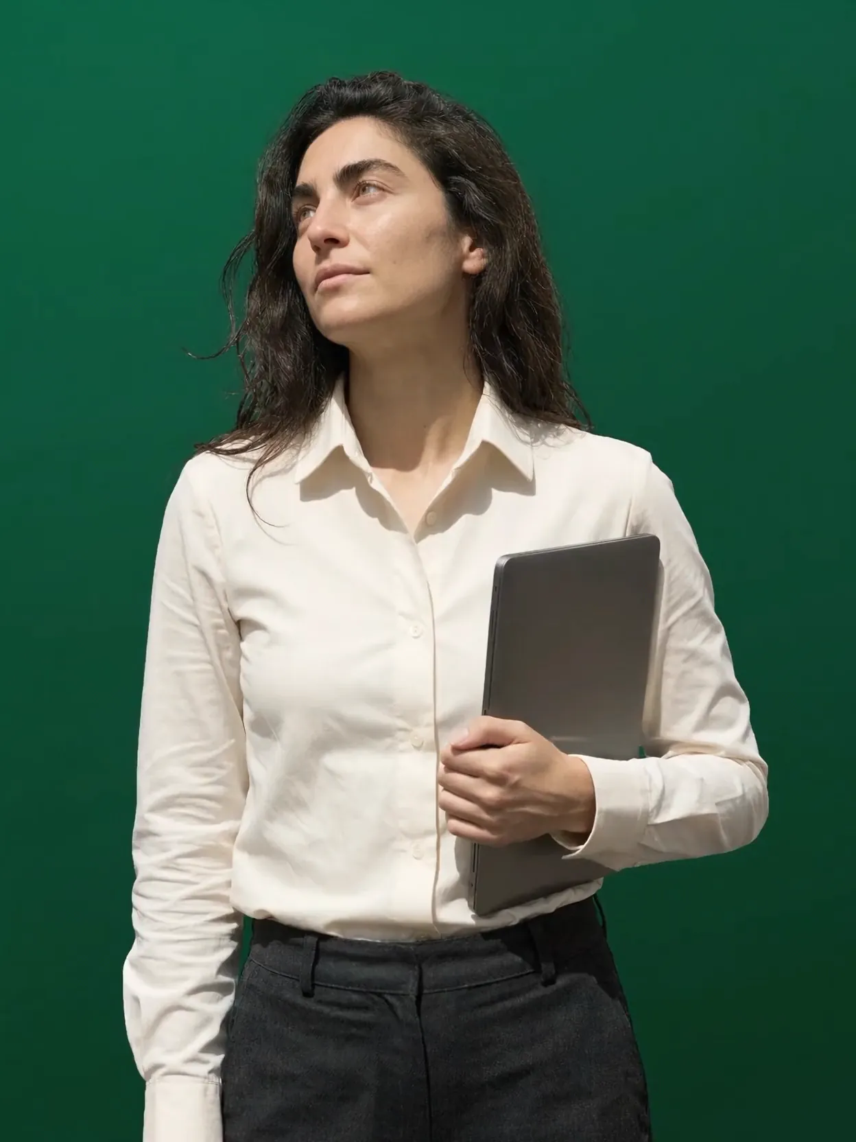 AVA, la IA de Teckel, con una laptop bajo el brazo sobre el campo verde de la marca.